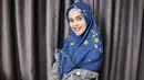 Pesinetron cantik yang sedang dekat dengan Roger Danuarta ini memilih gaya hijab sederhana. Dengan motif jilbab biru berbunga yang dibiarkan menjulur, tampilan Meyriska tetap menawan. (Liputan6.com/IG/cutratumeyriska)
