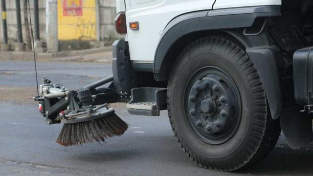 Truk Penyapu Jalan Canggih di Surabaya (sumber: Web Humas Surabaya)
