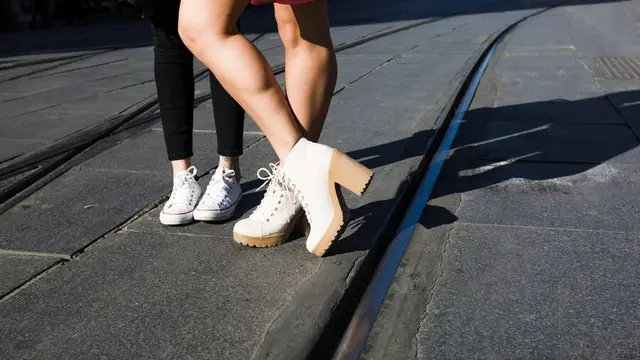 Sepatu model wedges vs flat shoes/freepik.com