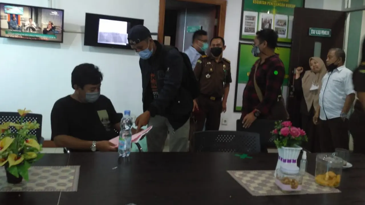 Tim Tabur Kejati Sulsel akhirnya berhasil menangkap buron kasus tipikor pengadaan kapal penangkap ikan 30 GT di Kabupaten Bulukumba, Arifuddin (Liputan6.com/ Eka Hakim)