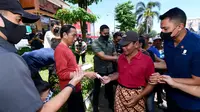 Presiden Joko Widodo didampingi cucunya, Jan Ethes Srinarendra mengunjungi pasar tersebut sambil membagikan sejumlah uang atau THR, pada para pedagang di Pasar Legi, Kota Surakarta, Jawa Tengah.