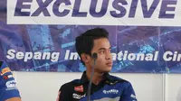 Pembalap muda Indonesia, Galang Hendra, mendapat ilmu dari Pata Yamaha Racing, Alex Lowes dan Michael van Der Mark. (Liputan6.com/Defri Saefullah)