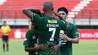 Striker Persebaya, David da Silva, dan rekan satu tim merayakan gol ke gawang Arema di Stadion Batakan, Balikpapan (12/12/2019). (Bola.com/Aditya Wany)
