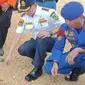 Pelepasan penyu oleh personel Polres Rokan Hilir dan pejabat lainnya di Pulau Jemur. (Liputan6.com/Istimewa)