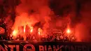 Nyala kembang api menyambut kemenangan Juventus atas ISL All Stars 8-1 di Stadion GBK, Jakarta, (6/8/2014). (Liputan6.com/Helmi Fithriansyah)