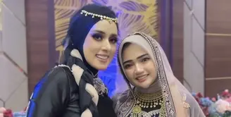 Sang istri, Fairuz A Rafiq tampil dengan kerudung dan atasan hitam. Dipadukan rok panjang ala bollywood warna putih berpayet. [@melisaetnatiara]