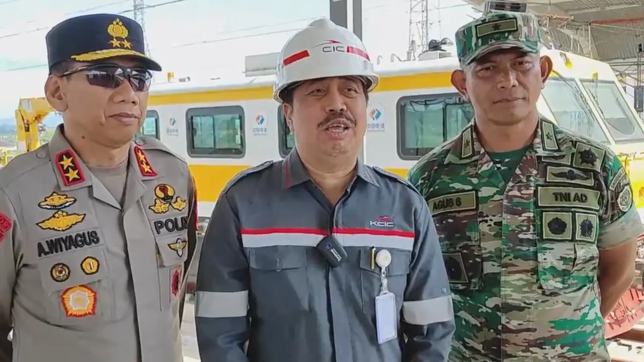 Kapolda Jabar, Irjen Pol Dr Akhmad Wiyagus, dan Kasdam III Siliwangi, Brigjen TNI Asep Syarifudin, melakukan pengecekan jalur Kereta Cepat Jakarta-Bandung, Jumat (12/5/2023).