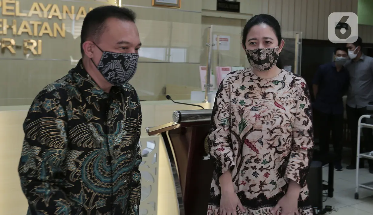 Ketua DPR Puan Maharani (kanan) didampingi Wakil Ketua DPR Sufmi Dasco Ahmad saat memberikan bantuan ventilator dari pimpinan DPR kepada Bagian Pelayanan Kesehatan DPR RI, Jakarta, Selasa (16/6/2020). (Liputan6.com/Johan Tallo)