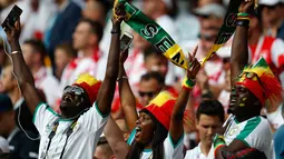 Suporter Senegal menyanyikan lagu kebangsaan mereka sebelum dimulainya pertandingan grup H Piala Dunia 2018 melawan Polandia di Stadion Spartak di Moskow, Rusia (19/6). (AP Photo / Eduardo Verdugo)