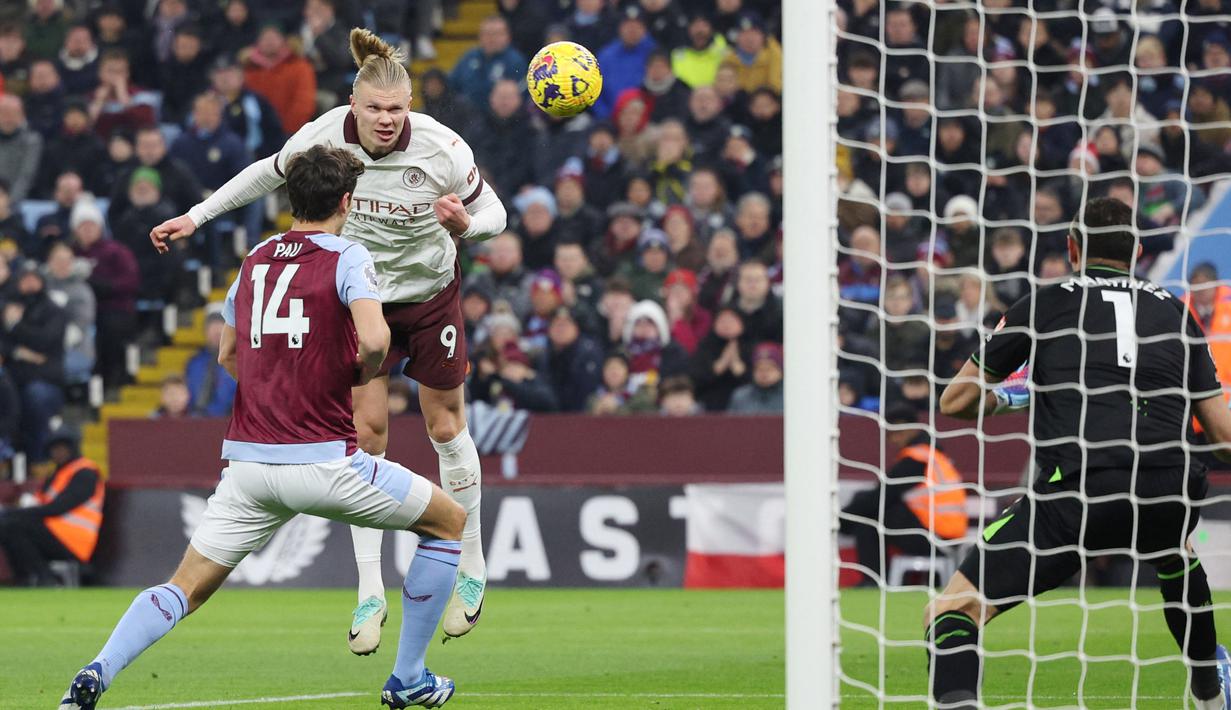 Pemain Manchester City, Erling Haaland, berusaha mencetak gol ke gawang Aston Villa pada laga lanjutan pekan ke-15 Premier League di Stadion Villa Park, Kamis (07/12/2023). Hasil tersebut membuat The Citizens memiliki 30 poin setelah 15 pertandingan, berjarak enam poin di belakang pemuncak klasemen Arsenal. (AFP/Adrian Dennis)