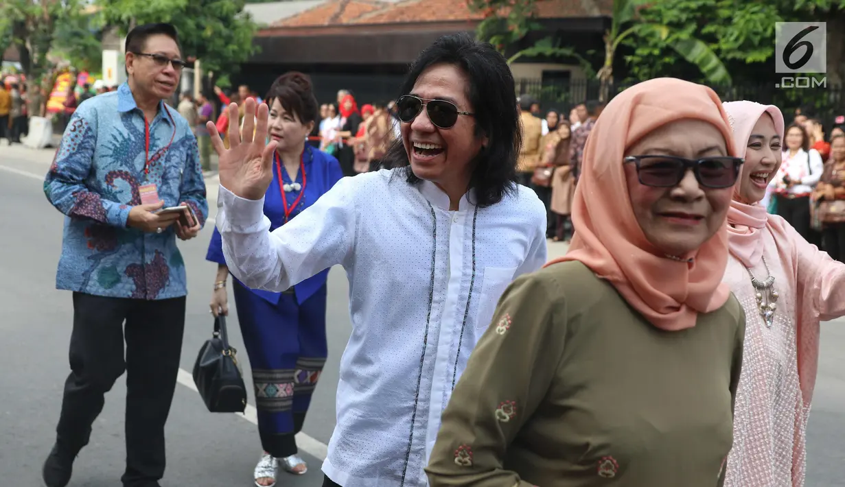 Gitaris Slank, Abdee berjalan kaki menuju Gedung Graha Saba Buana, Solo, Rabu (8/11). Sejumlah tokoh nasional dan pejabat menghadiri Ijab Kabul pernikahan putri Presiden Jokowi, Kahiyang Ayu dengan Bobby Nasution (Liputan6.com/Angga Yuniar)