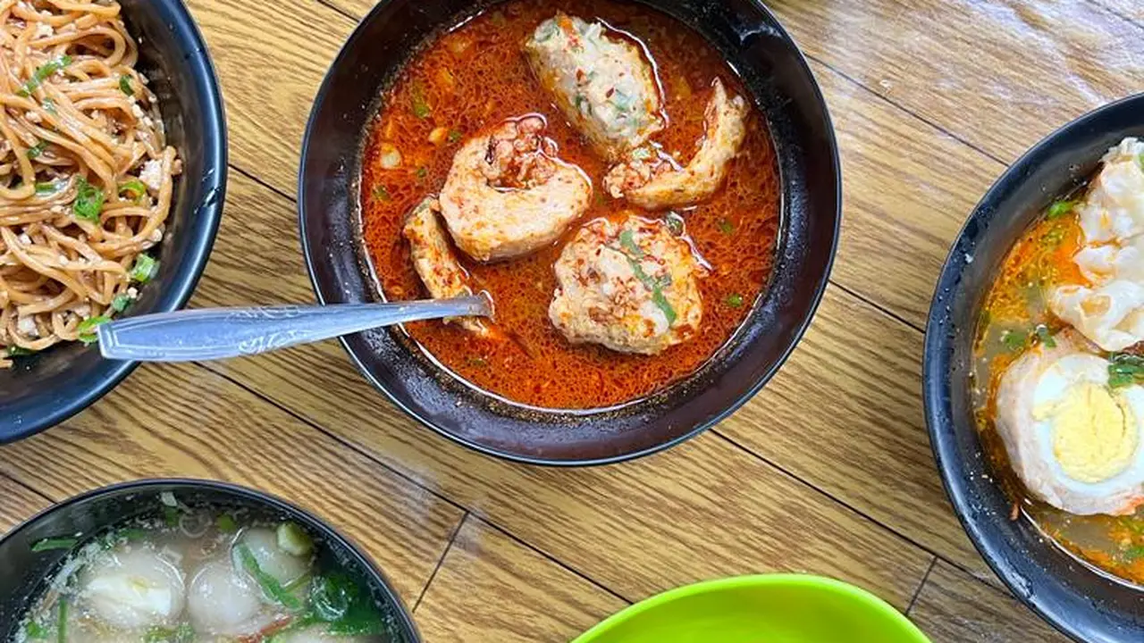 Deretan baso aci hasil olahan Kedai Kakang, salah satu peserta festival baso aci Garut 2023. (Liputan6.com/Jayadi Supriadin)