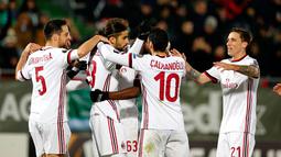 Pemain AC Milan merayakan gol melalui penalti yang dicetak Ricardo Rodriguez saat bertandang ke markas Ludogorets Razgrad pada laga leg pertama babak 32 besar Liga Europa di Ludogerts Arena, Jumat (16/2). AC Milan memetik kemenangan 3-0. (AP Photo)