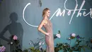 Aktris cantik Jennifer Lawrence berpose untuk fotografer setibanya menghadiri premier film terbarunya, Mother!, di London, Rabu (6/9). J-Law mencuri atensi dengan gaun dari rumah mode Atelier Versace yang beraksentuasi jaring menerawang. (AP Photo)