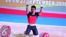 Lifter Jawa Barat, Deni melambaikan tangan usai mengangkat beban 183kg clean and jerk kelas 69kg PON XIX Jabar di Gymnasium Si Jalak Harupat, Kab Bandung, Rabu (21/9). Deni meraih emas dengan total angkatan 328kg. (Liputan6.com/Helmi Fithriansyah)