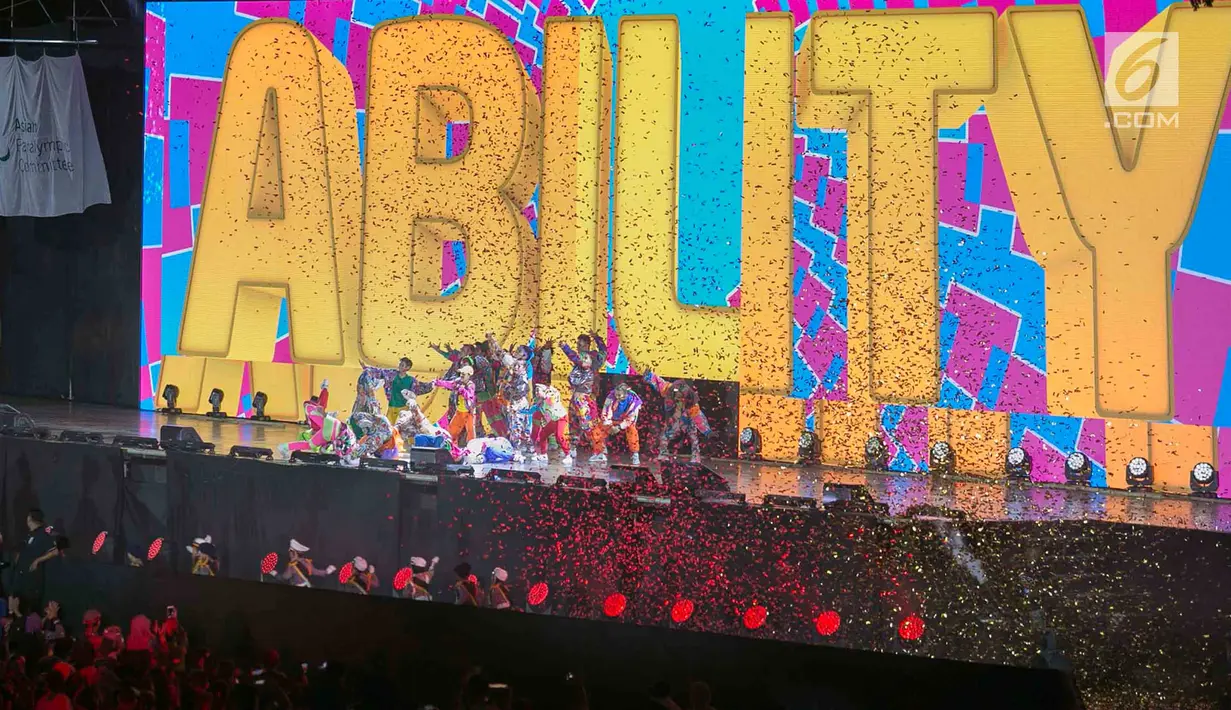 Selebritis saat menghibur penonton pada Penutupan Asian Para Games 2018 di Stadion Madya, Gelora Bung Karno, Jakarta, Sabtu (13/10). Upacara penutupan bertajuk "We Are One Wonder” dihadiri oleh Wakil Presiden RI Jusuf Kalla. (merdeka.com/Imam Buhori)