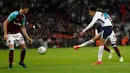 Gelandang Tottenham Hotspur, Dele Alli melakukan tendangan ke gawang West Ham United pada babak keempat Piala Liga Inggris di Wembley, Kamis (26/10). The Spurs tersingkir dari Piala Liga setelah dikalahkan West Ham 2-3 (AP Photo/Kirsty Wigglesworth)