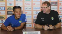 Pelatih dan pemain Persib Bandung, Robert Alberts dan Henhen Herdiana. (Bola.com/Erwin Snaz)