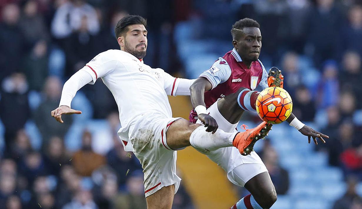 Gelandang Liverpool, Emre Can, berebut bola dengan pemain Aston Villa, Idrissa Gueye. Sementara bagi Aston Villa kekalahan ini membuat mereka semakin terpuruk di posisi juru kunci. (Reuters/Carl Recine)