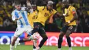 Di babak kedua, giliran Ekuador yang harus kehilangan pemainnya, Moises Caicedo diganjar kartu kuning kedua di menit ke-50. Kedua tim pun bermain dengan 10 pemain. (MARCOS PIN/AFP)