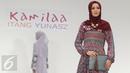 Model memeragakan busana karya Itang Yunasz berlabel Kamilaa di Pasar Tanah Abang, Jakarta, Kamis (9/3). Itang menjadikan motif batik dan tenun dalam koleksi terbarunya menyambut Ramadhan dan Idul Fitri 1438 H. (Liputan6.com/Immanuel Antonius)