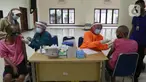 Tenaga kesehatan menyuntikan vaksin Covid-19 AstraZeneca kepada warga binaan sosial di Panti Sosial Bina Insan, Cipayung, Jakarta, Selasa (14/9/2021). Sebanyak 180 warga binaan sosial telah menerima vaksin Covid-19 dosis pertama dan kedua. (Liputan6.com/Herman Zakharia)
