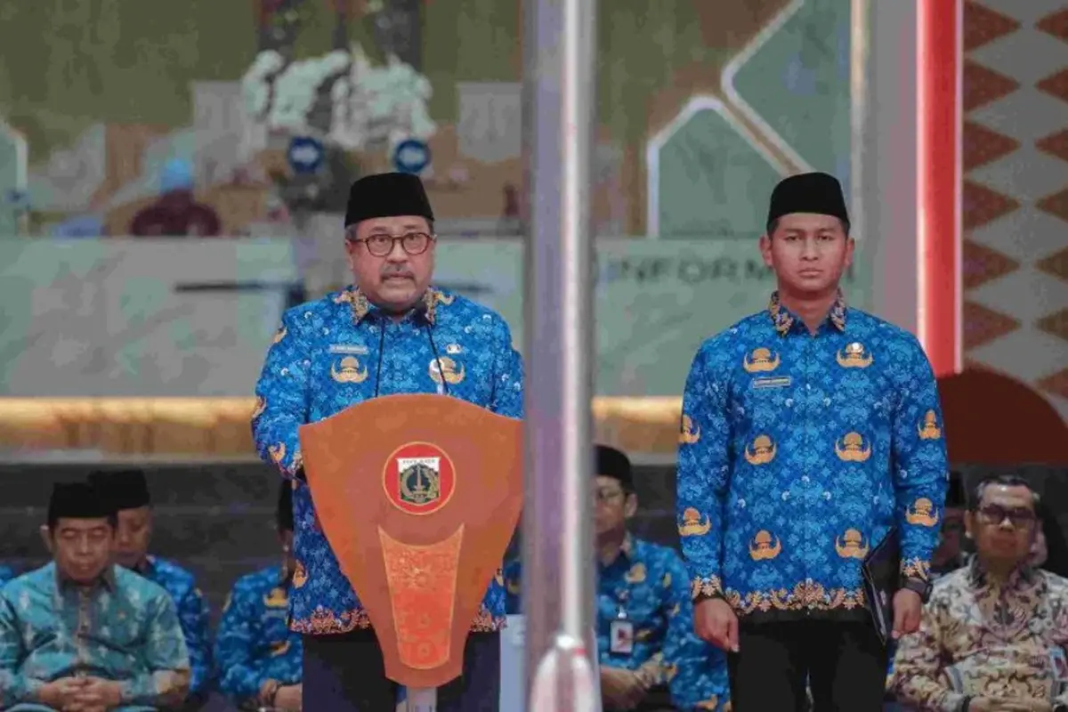 Wakil Gubernur atau Wagub DKI Jakarta Rano Karno saat memimpin upacara peringatan Hari Sumpah Pemuda di Halaman Balai Kota DKI Jakarta, Selasa (28/10/2025).