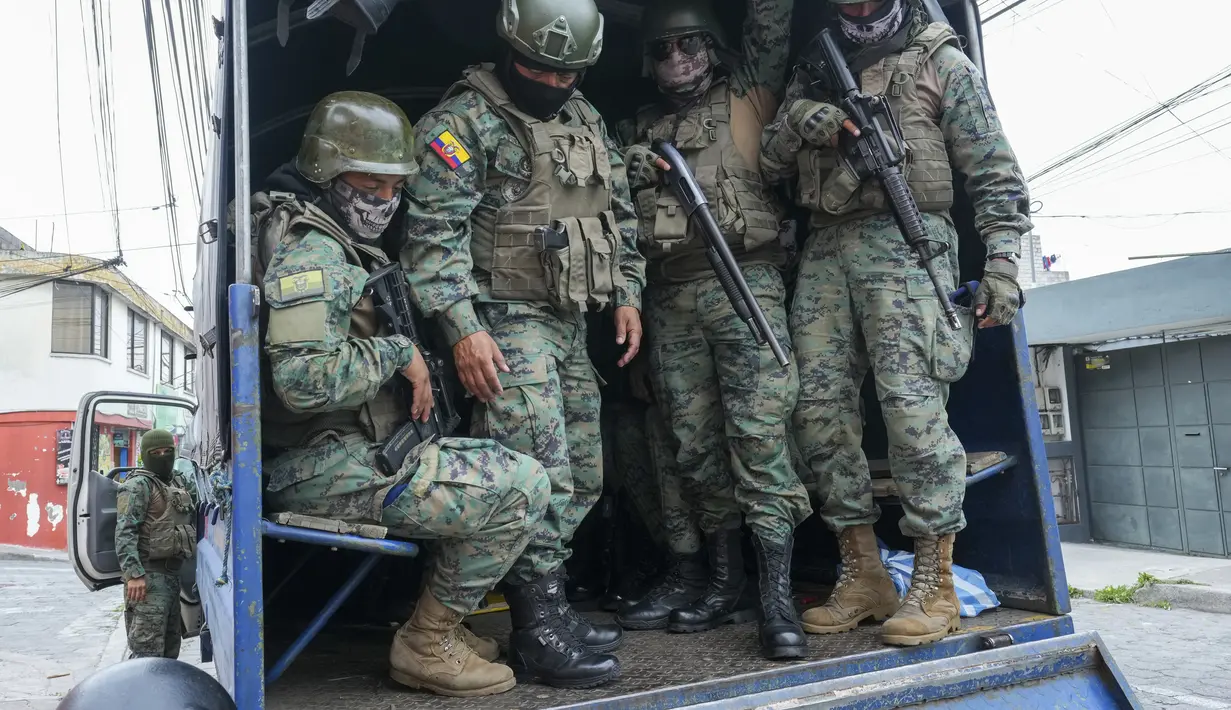 Presiden Daniel Noboa pada hari Senin menetapkan keadaan darurat nasional, sebuah langkah yang memungkinkan pihak berwenang untuk menangguhkan hak-hak masyarakat dan memobilisasi militer di tempat-tempat seperti penjara. (AP Photo/Dolores Ochoa)