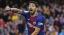 Striker Barcelona, Luis Suarez, melakukan protes saat melawan Atletico Madrid pada laga La Liga Spanyol di Stadion Camp Nou, Barcelona, Minggu (4/3/2018). Barcelona menang 1-0 atas Atletico. (AFP/Pau Barrena)