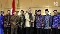 Ketua Umum Partai Demokrat Susilo Bambang Yudhoyono foto bersama dengan Petinggi PKS usai pertemuan tertutup di Gran Melia, Jakarta, Senin (30/7). (Liputan6.com/Herman Zakharia)