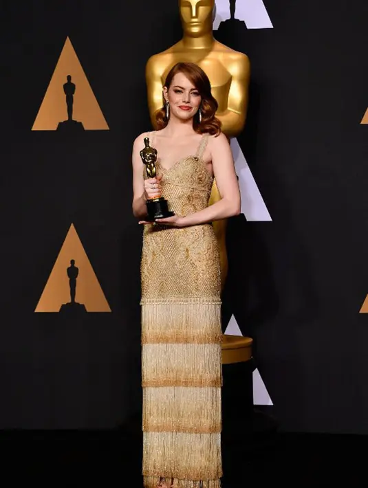 Selain untuk Ryan, Emma pun mengucapkan terima kasih untuk teman-teman dan kru film La La Land yang lainnya. Ia berjanji akan terus mengembangkan diri dan selalu bekerja untuk peran yang lebih baik. (AFP/Bintang.com)