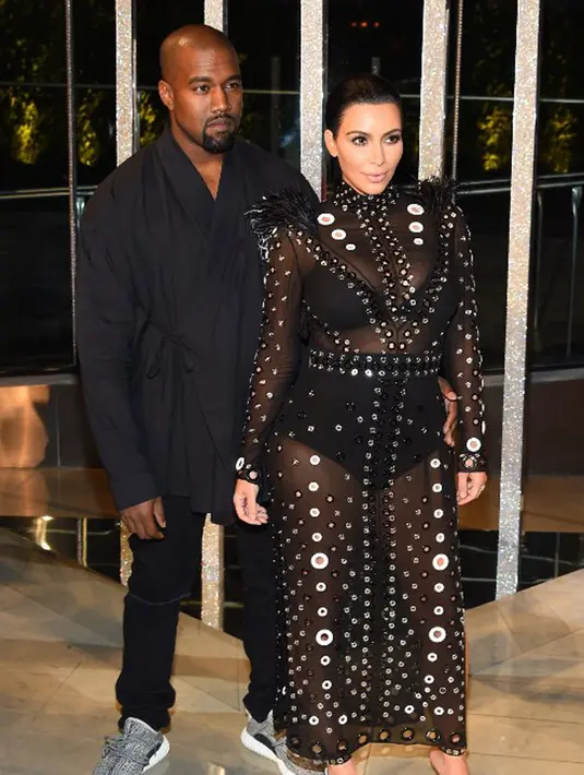 Kim Kardashian dan Kanye West kini kembali bersama dan sudah memamerkan kemesraannya lagi. Tepat di ulang tahun pernikahannya yang ke-3, Kanye memberikan rangkaian bunga untuk Kim.  (AFP/Bintang.com)
