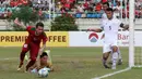 Kiper Thailand U-19, Kantaphat Manpati, mengantisipasi serangan Timnas Indonesia U-19 pada laga Piala AFF U-18 di Stadion Thuwunna, Yangon, Jumat (15/9/2017). Manpati berkali-kali mengagalkan kesempatan Indonesia. (Bola.com/Yoppy Renato)
