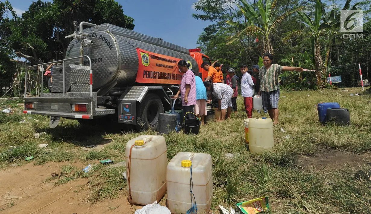 Warga antre mengambil air bersih bantuan Badan Penanggulangan Bencana Daerah (BPPD) Kabupaten Bogor di Pabuaran, Ciampea, Bogor, Jawa Barat, Senin (6/8). Kemarau menyebabkan sejumlah wilayah kekeringan dan kesulitan air bersih. (Merdeka.com/Arie Basuki)