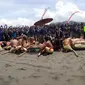 Keraton Ngayogyakarto Hadiningrat menggelar Labuhan di Pantai Parangkusumo Kapanewonan Kretek Kabupaten Bantul. (Foto: Liputan6.com/Hendro Ary Wibowo)