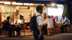 Orang-orang menikmati minuman di sebuah bar di Tokyo, Jepang, 4 Oktober 2021. Warga kembali beraktivitas setelah berakhirnya status pembatasan darurat virus corona COVID-19 di Jepang. (AP Photo/Koji Sasahara)