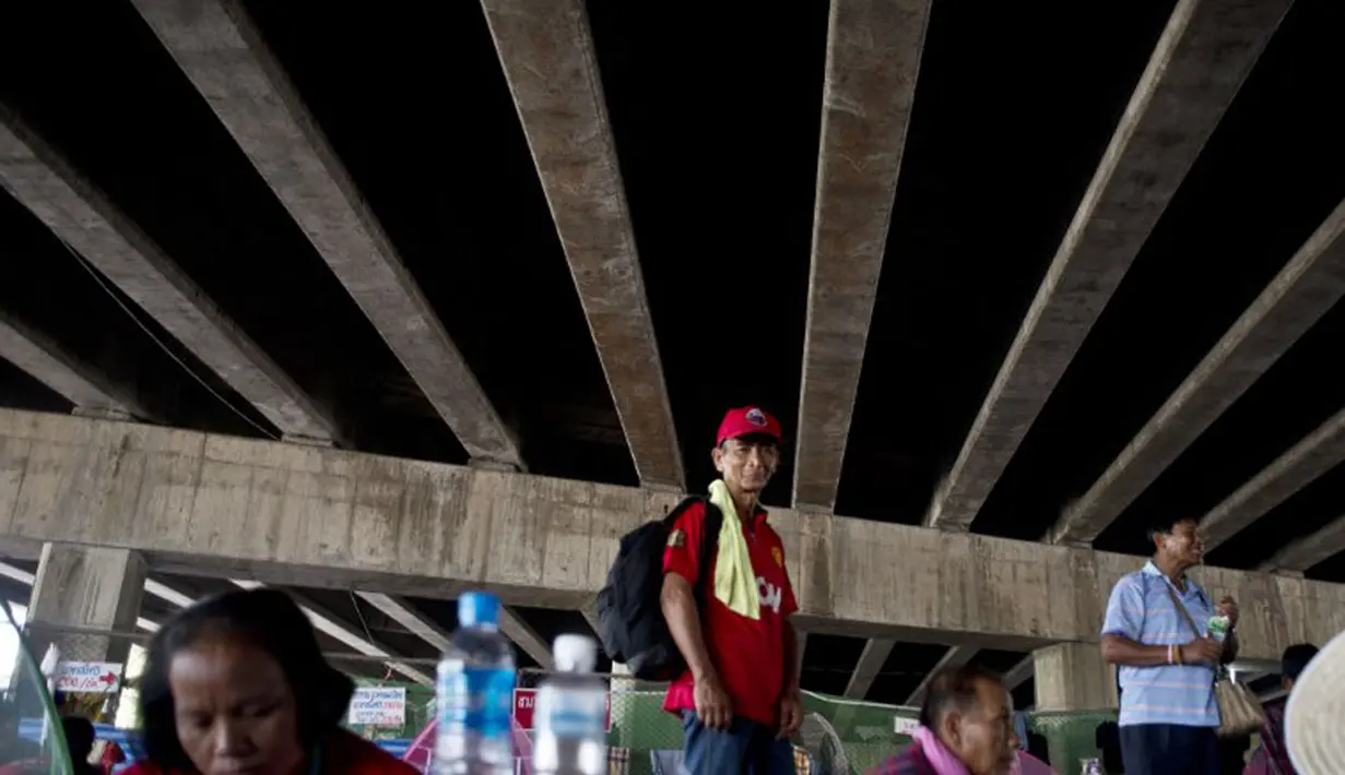 Massa pendukung pemerintah Thailand mendirikan kamp di bawah jembatan di pinggiran kota Bangkok, Thailand, (22/5/2014). (AFP PHOTO/Manan Vatsyayana)