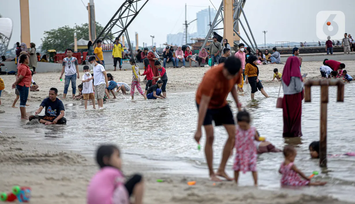 Pengujung berwisata di Pantai Ancol, Jakarta, Rabu (28/12/2022). Isu cuaca yang kurang bersahabat pada hari ini, tidak menyurutkan keinginan warga menghabiskan libur untuk berwisata di kawasan wisata Ancol. (Liputan6.com/Faizal Fanani)