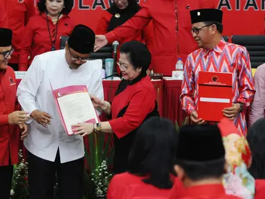 Ketum PDIP Megawati Soekarno Putri (tengah) menyerahkan surat rekomendasi kepada Saifullah Yusuf (kedua kiri) sebagai Cagub Jawa Timur di Jakarta, Minggu (15/10). Megawati juga menetapkan Cagub dan Cawagub Sulsel. (Liputan6.com/Helmi Fithriansyah)