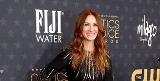 Julia Roberts mengenakan dress hitam dengan bordir dari Schiaparelli yang berkilau.[@chopard]