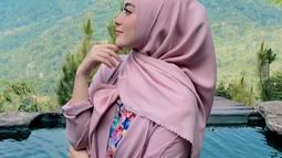 Perempuan kelahiran 11 November 1999 ini gaya penampilannya semakin menawan setelah tampil berhijab. Hijab warna merah muda terlihat pantas dikenakannya. Fans Nabilah pun semakin jatuh hati dengan menyebut Nabilan cantik berhijab. (Liputan6.com/IG/@nblh.ayu)