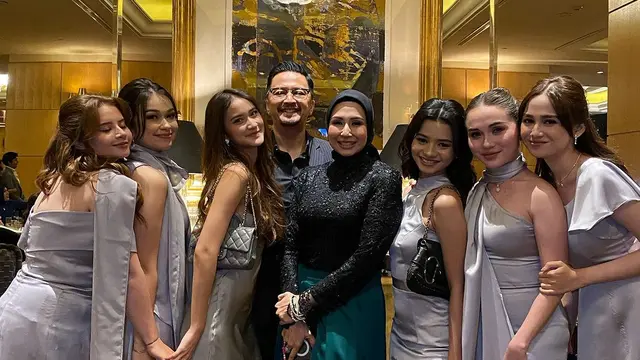 Mengenakan Dress Berwarna Abu-abu