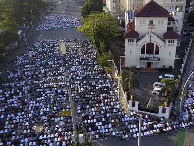 Foto udara memperlihatkan umat muslim melaksanakan salat Idul Adha di Jakarta, Minggu (10/7/2022). (AP Photo/Achmad Ibrahim)