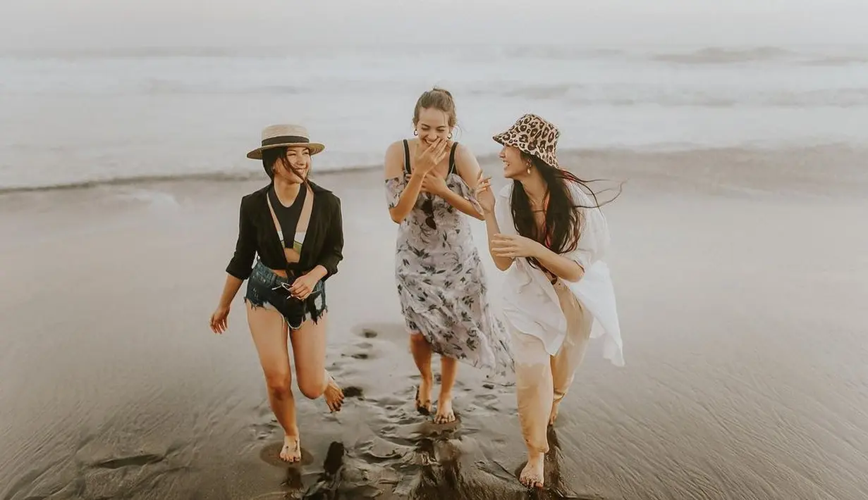 Kali ini bertiga dengan Febby Rastanty. Pose bermain di pantai, di mana Jessica Mila memilih mengenakan swimsuit hitam yang ditumpuknya dengan cropped outer hitam lengan panjang, dan mini pants dari denim. Enzy tampil anggun dengan dress bertali hitam, sedangkan Febby memilih mengenakan atasan lengan panjang berwarna putih dan celana panjang beige. Foto: Instagram.