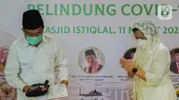 Ketua DPR Puan Maharani bersama Ketua Dewan Masjid Indonesia (DMI) Jusuf Kalla dalam acara peluncuran "Gerakan Nasional Mengisi Masjid dengan 1 Juta Sajadah Pelindung COVID-19" di Masjid Istiqlal, Jakarta, Kamis (11/3/2021). (Liputan6.com/Johan Tallo)