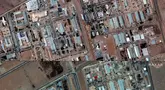 Kombinasi gambar yang dibuat pada tanggal 22 Juni 2025 menggunakan citra satelit yang dirilis oleh Maxar Technologies menunjukkan fasilitas pengayaan nuklir Isfahan milik Iran pada tanggal 16 Juni 2025 (atas), dan fasilitas pengayaan nuklir Isfahan milik Iran di Iran bagian tengah setelah serangan AS pada tanggal 22 Juni 2025. (Citra satelit ©2025 Maxar Technologies/AFP)