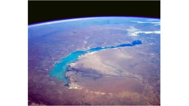 5 Danau Unik di Dunia dengan Visual Tak Biasa