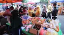 Pembeli memilih makanan untuk berbuka puasa (takjil) di kawasan Pasar Lama, Kota Tangerang, Selasa (20/4/2021). Bulan Ramadhan, membuat sejumlah pedagang takjil musiman bermunculan dan menawarkan aneka makanan dan minuman untuk umat Islam yang menjalankan puasa. (Liputan6.com/Angga Yuniar)