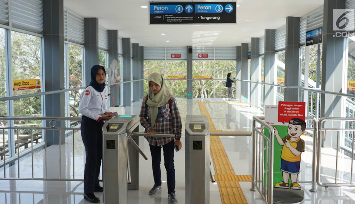 Petugas melayani penumpang yang akan masuk ke Stasiun Batu Ceper, Tangerang, Banten, Kamis (18/7/2019). Skybridge Stasiun Batu Ceper menghubungkan peron 1 dan 2 (KA Bandara) menuju peron 3 dan 4 (KRL Commuterline). (Liputan6.com/Immanuel Antonius)