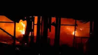 Pasar Stan di Maguwoharjo, Depok, Sleman terbakar pada Selasa (15/3) tengah malam. Api diduga berasal dari penggunaan lilin. 